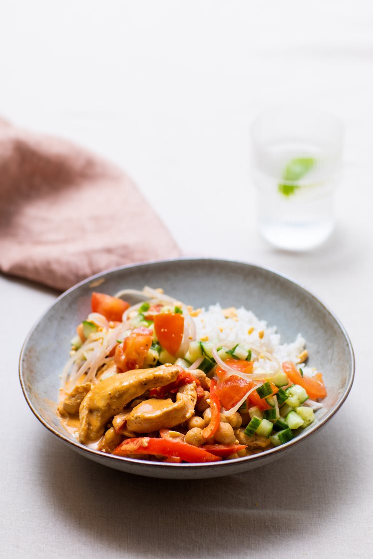 Butter chicken- og kikertgryte med paprika, og agurk- og tomatsalat med peanøtter