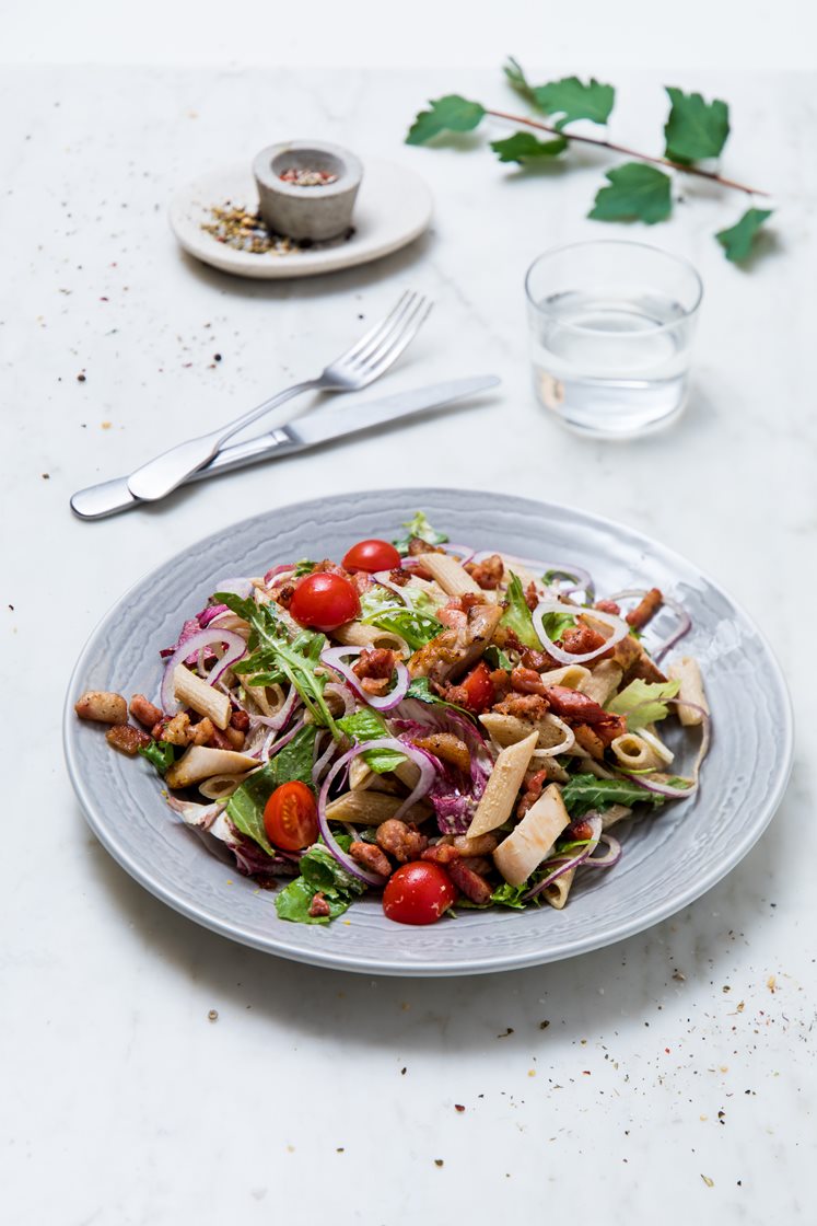 Kyllingsalat med pasta, bacon, cherrytomater og steinsoppesto 