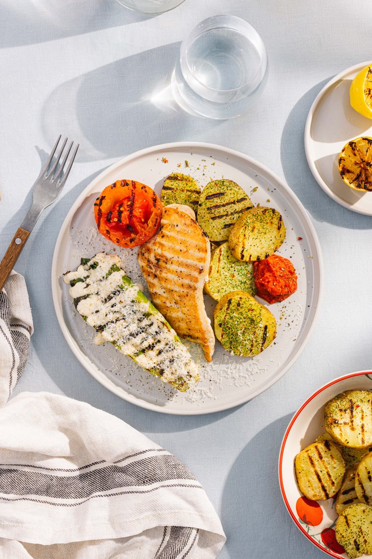 Grillet kyllingfilet med sitron, hjertesalat, tomat og urtepoteter