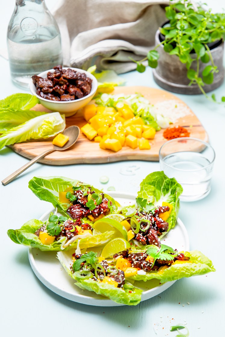 Flatbiff med hoisinsaus i salatwrap med mango og rettich