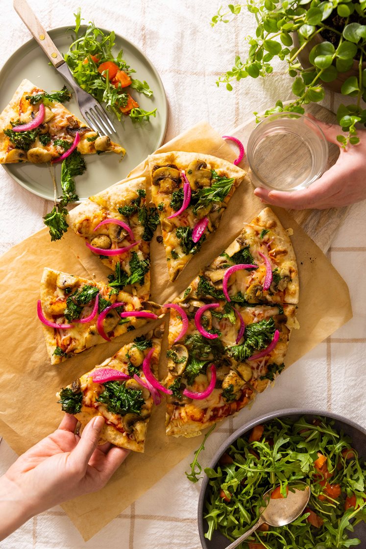 Vegetarpizza med to typer ost, grønnkål og syltet rødløk