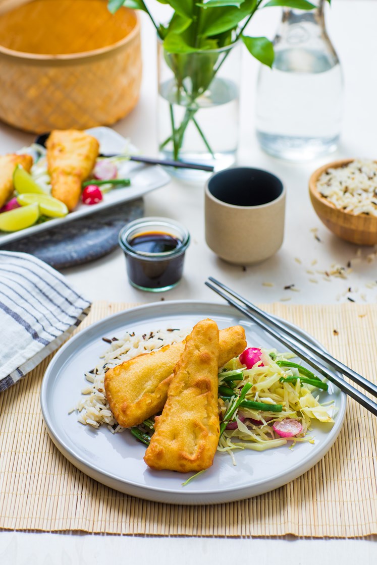 Panert sei med villris, asiatisk salat og ponzusaus		