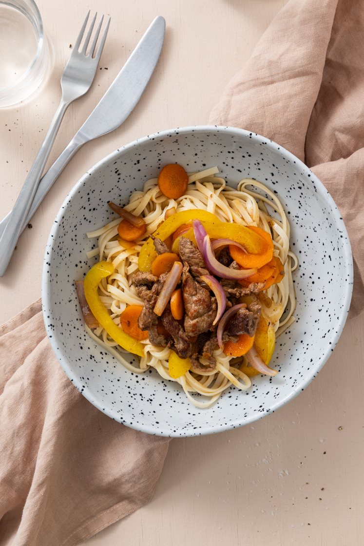 Bøf Chop Suey med peberfrugt, gulerødder og nudler