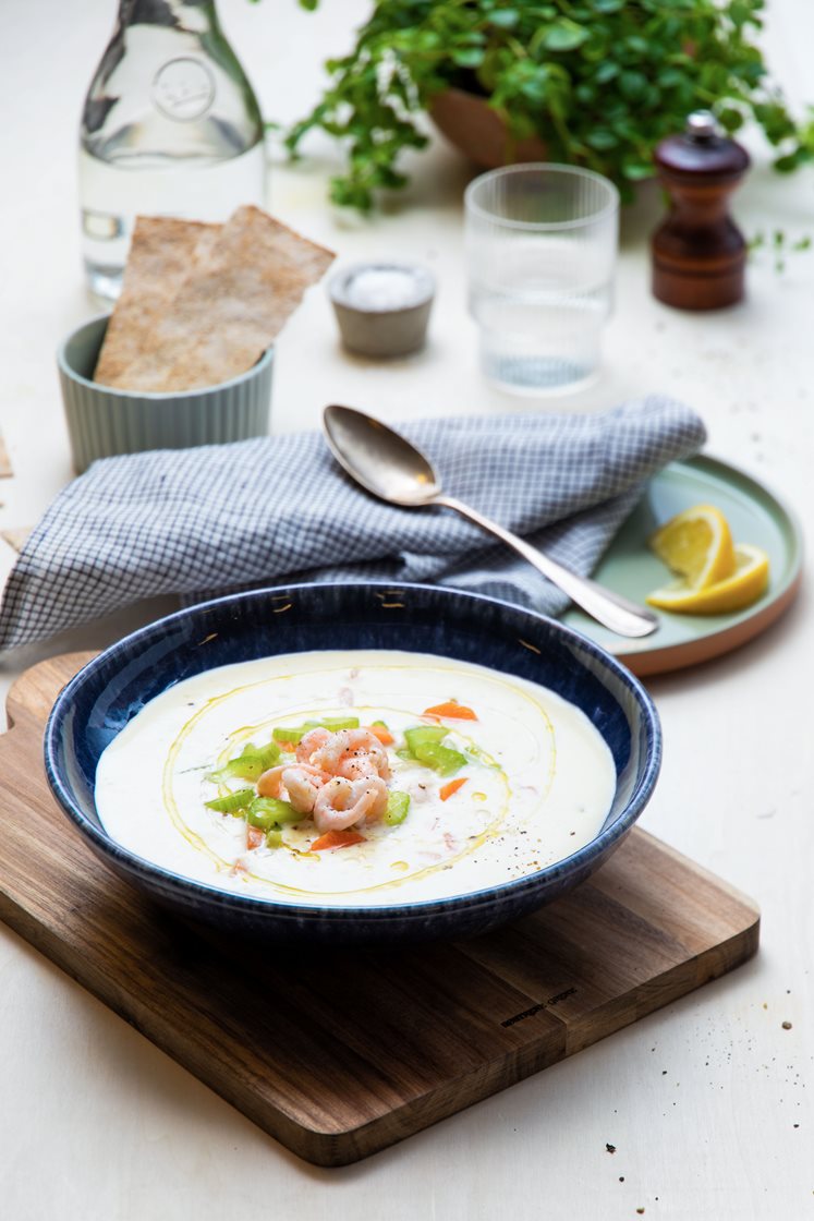 Kremet fiskesuppe med reker, stangselleri, gulrot og Røros-flatbrød
