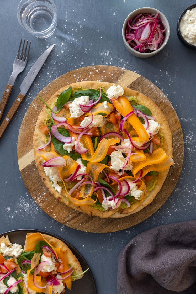 Pizza med avokadohummus, kremet mozzarella og spinatsalat 