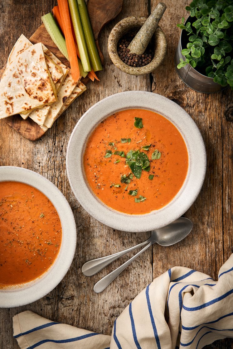 Tomatsoppa med färsk oregano och quesadillas