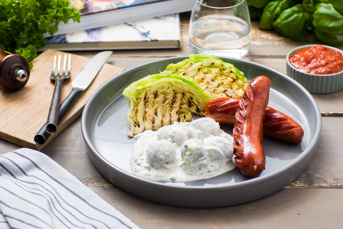 Magre pølser med grillet sommerkål og lettkremet potetsalat