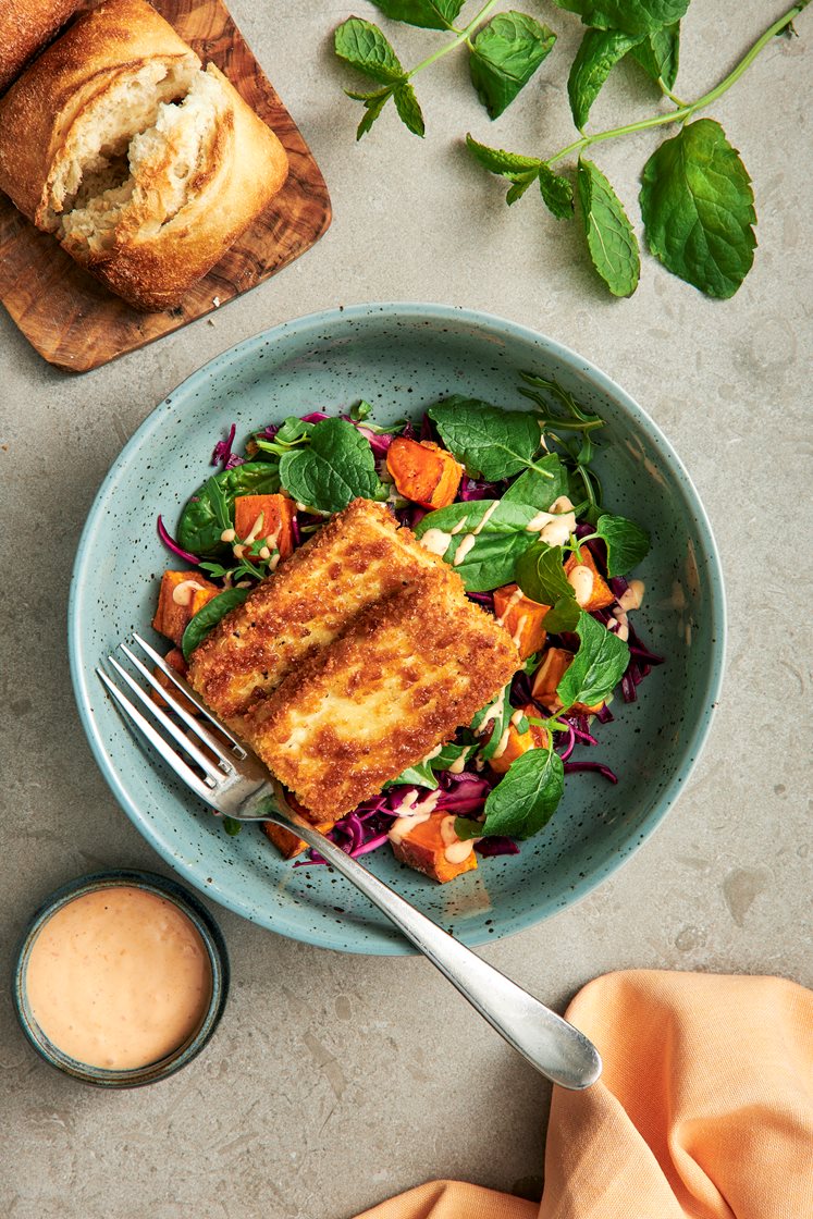 Crispy tofusallad med mynta, sötpotatis och srirachamajonnäs 