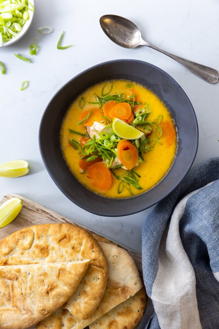 Thai-suppe med kylling og naanbrød