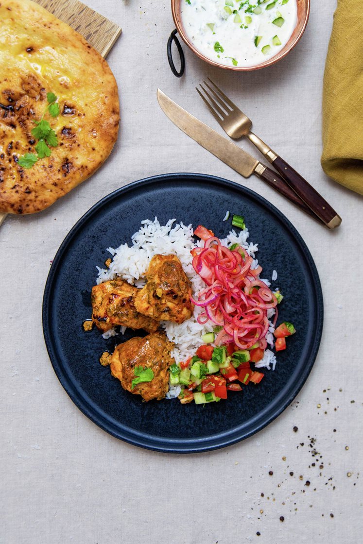 Kylling tandoori med kachumbersalat, mynteraita og hvitløksnan