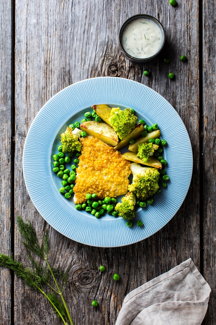 Torsk med pankocrust, ovnsbakte poteter, romanesco og dillsaus