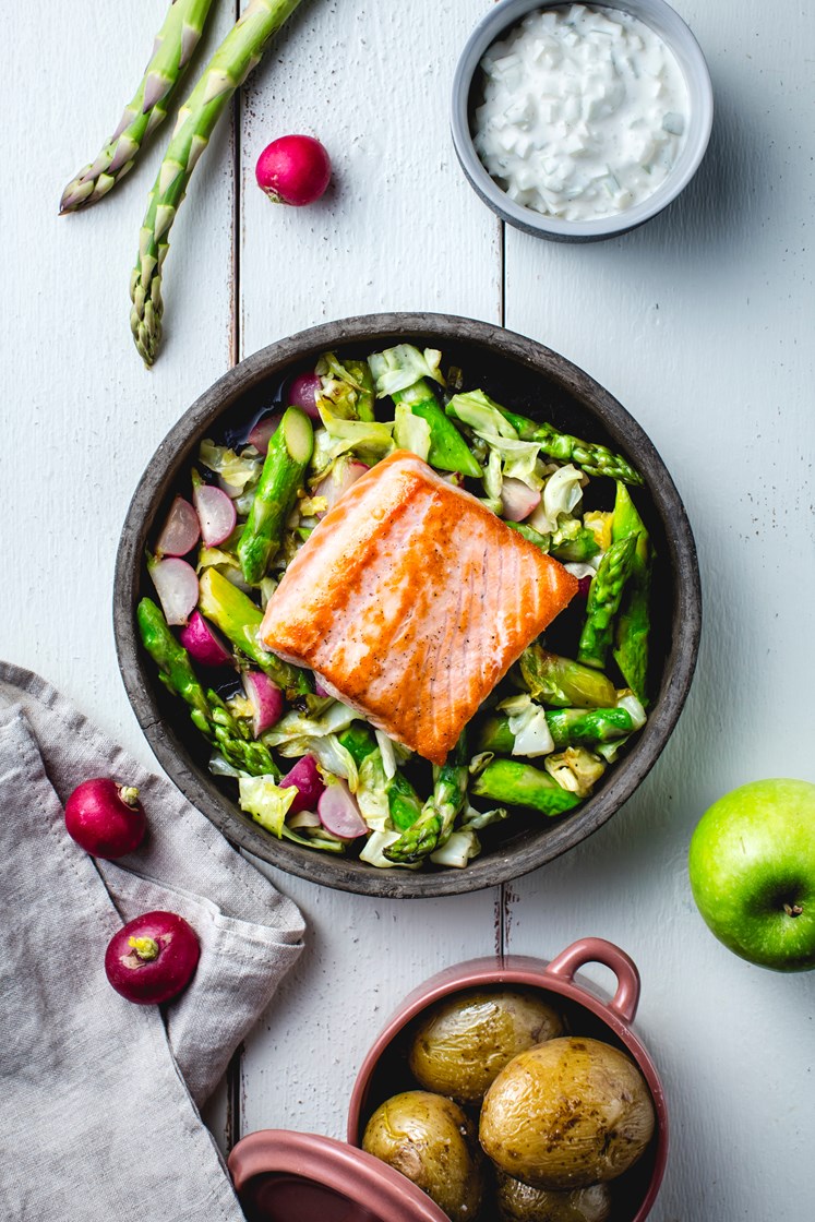 Sitronbakt laks med potet, spisskål, asparges, reddiker og epledressing