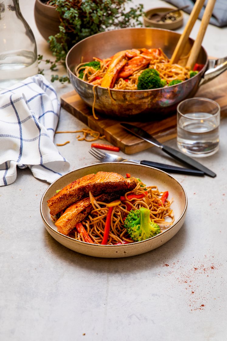 Krydderstekt ørret med asiatisk nudelsalat og koriander