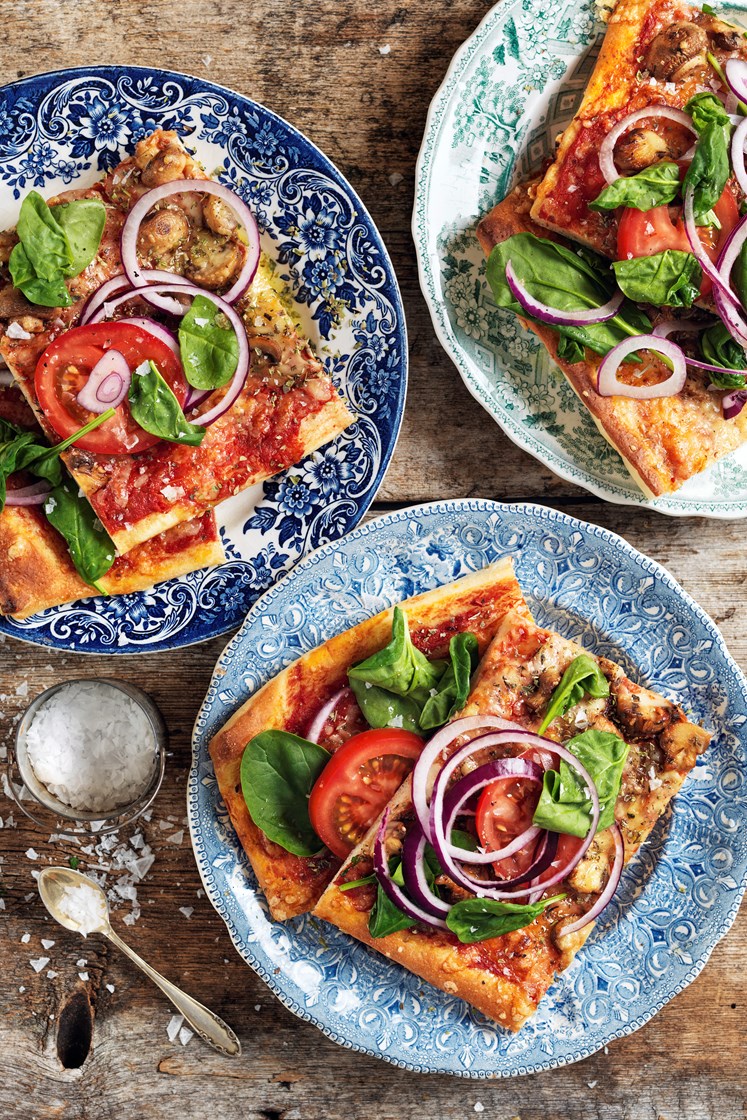 Pizza med champinjoner, mozzarella och tomatsallad 