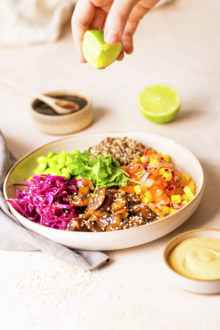 Buddha bowl med hoisinstekt sopp, mangosalsa og quinoa