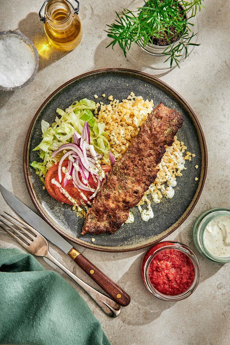 Kebab med vitlökssås, tomatsalsa och bulgur