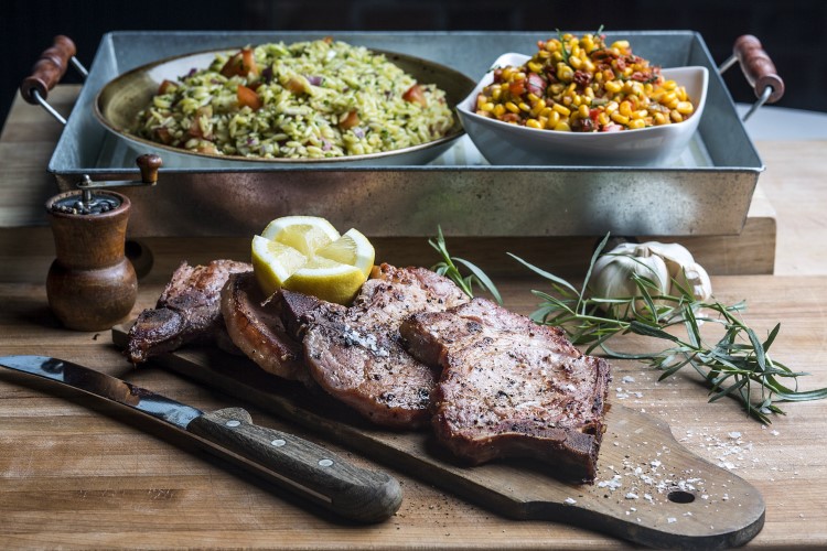 Sommerkoteletter med spicy maissalsa og risonisalat 