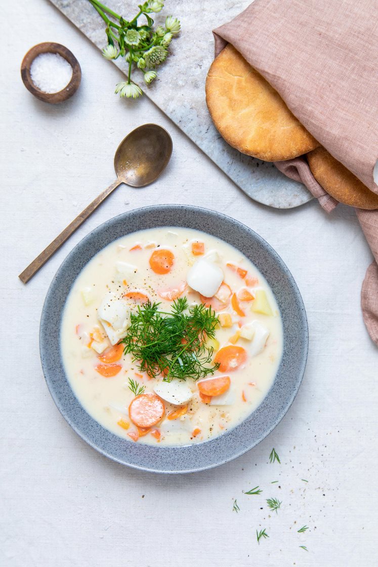 Klassisk fiskesuppe med lyrfilet, sitron, frisk dill og rustikke multibrød