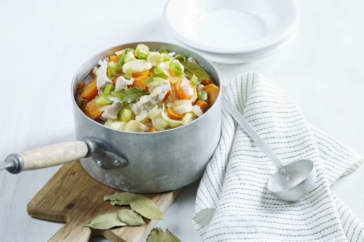 Grønnsakssuppe med svinekjøtt