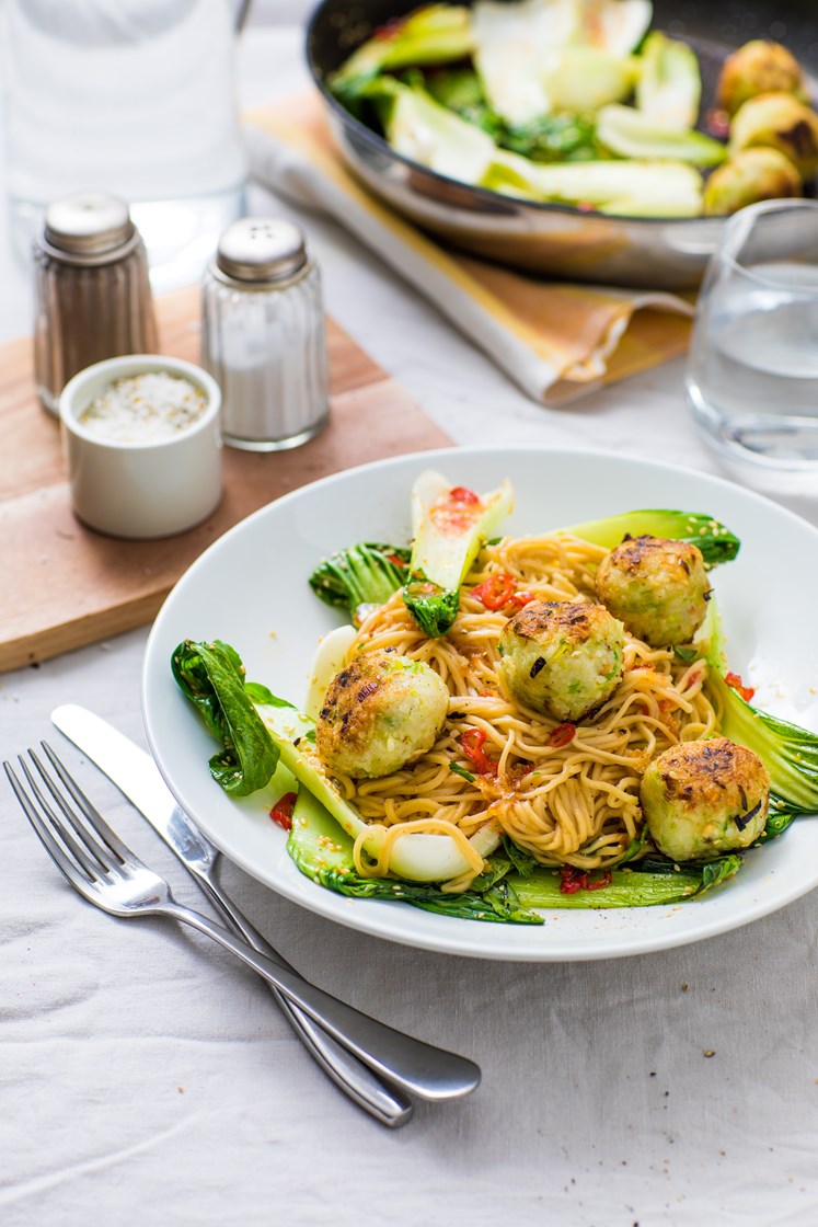 Risboller med sweet chili saus, nudler og pak choy