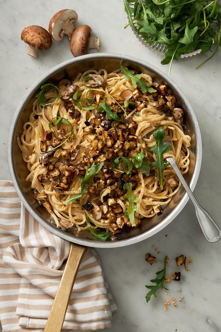 Linguine med skogschampinjoner, rostad aubergine, hasselnötter och parmesan