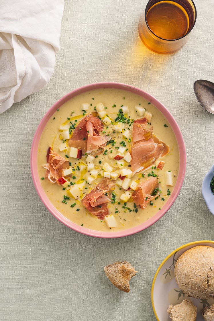 Krydret sellerisuppe med lufttørret skinke, æble og surdejsbrød
