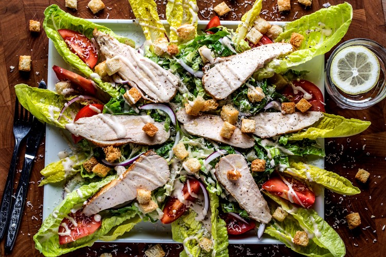Middagssalat med stekt kyllingbryst og caesardressing 