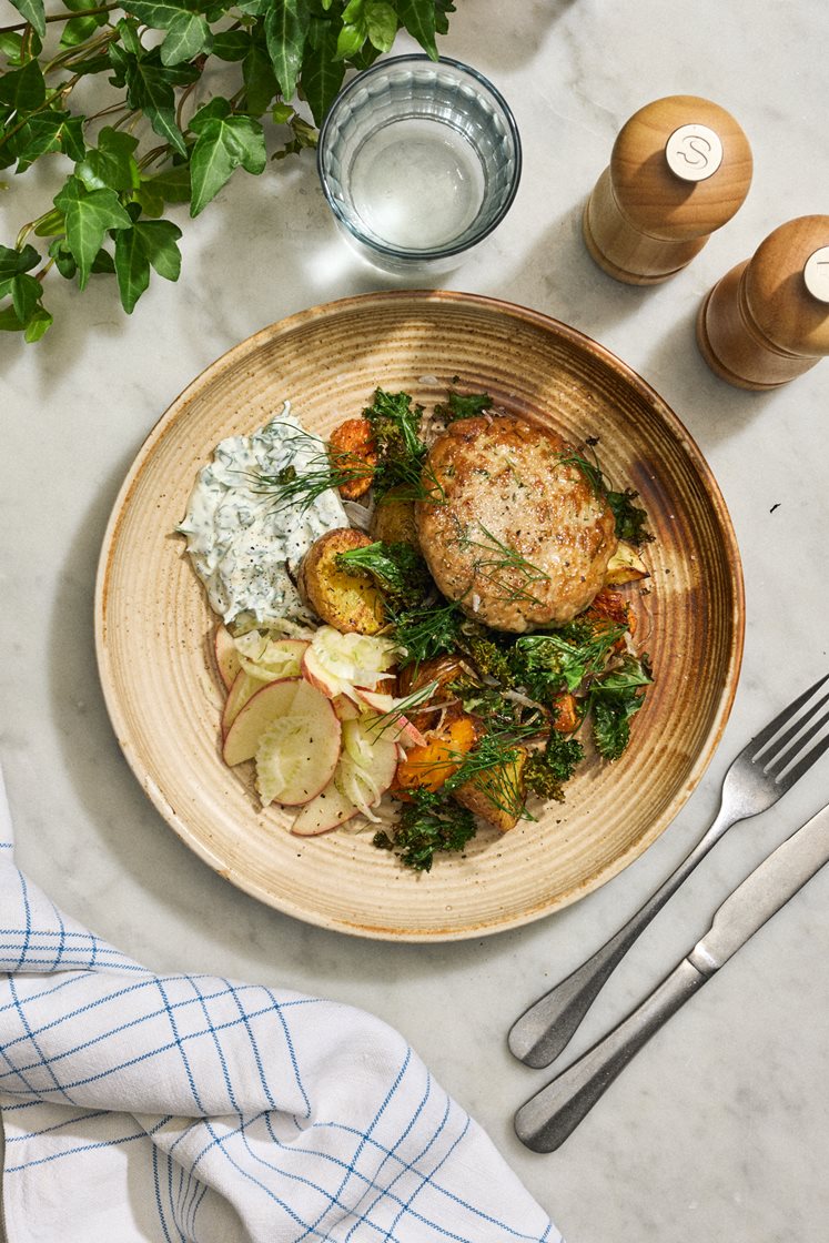 Clariasbiffar med ugnsrostade rotfrukter, grönkål, äppelsallad och gremolatacrème