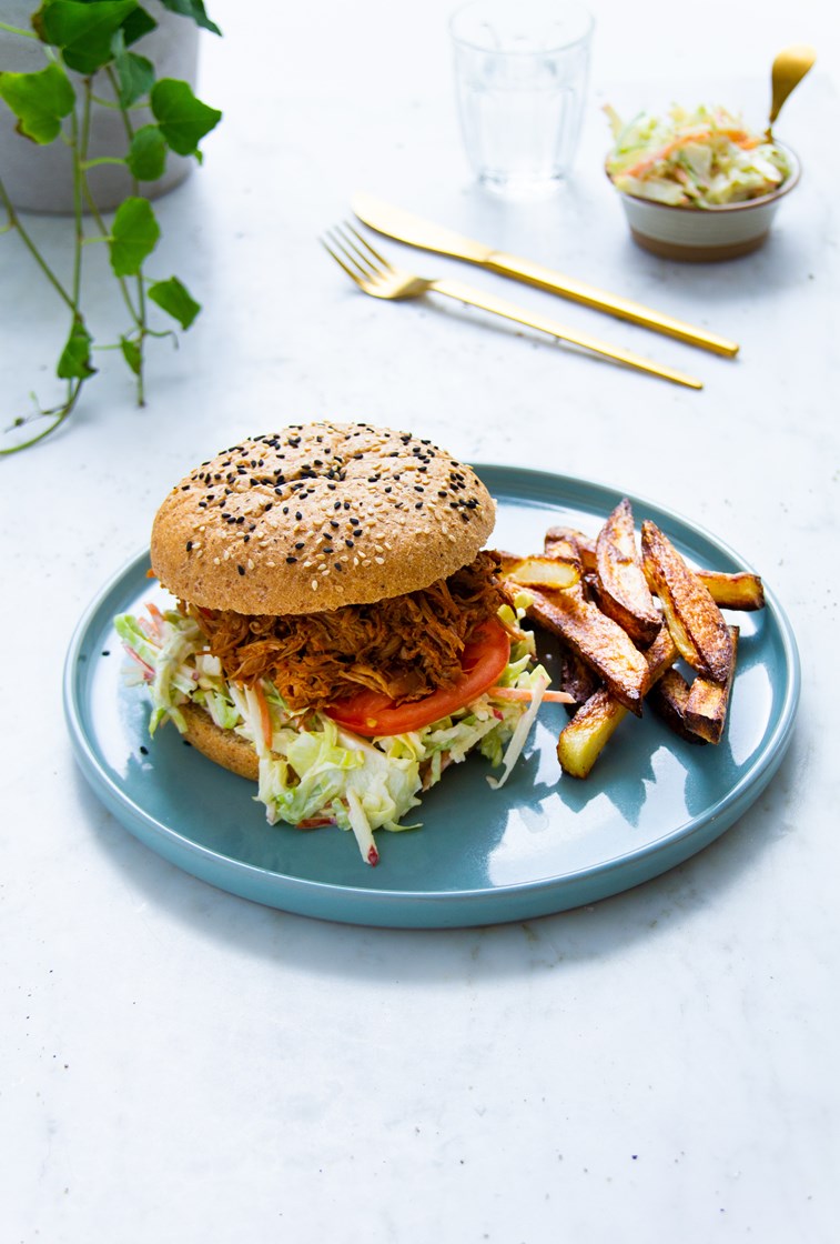 Burgere med pulled pork og coleslaw servert med ovnsbakte potetstaver
