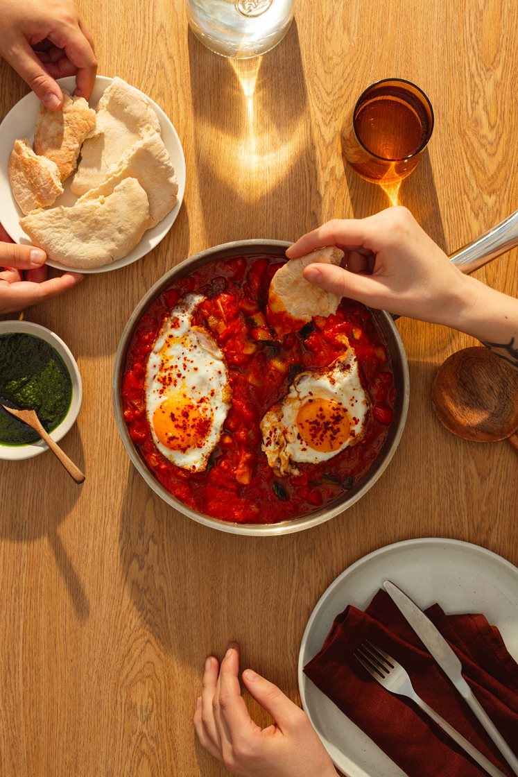 Pisto con huevos – Tomatgryta med grönsaker, ägg, örtolja och bröd