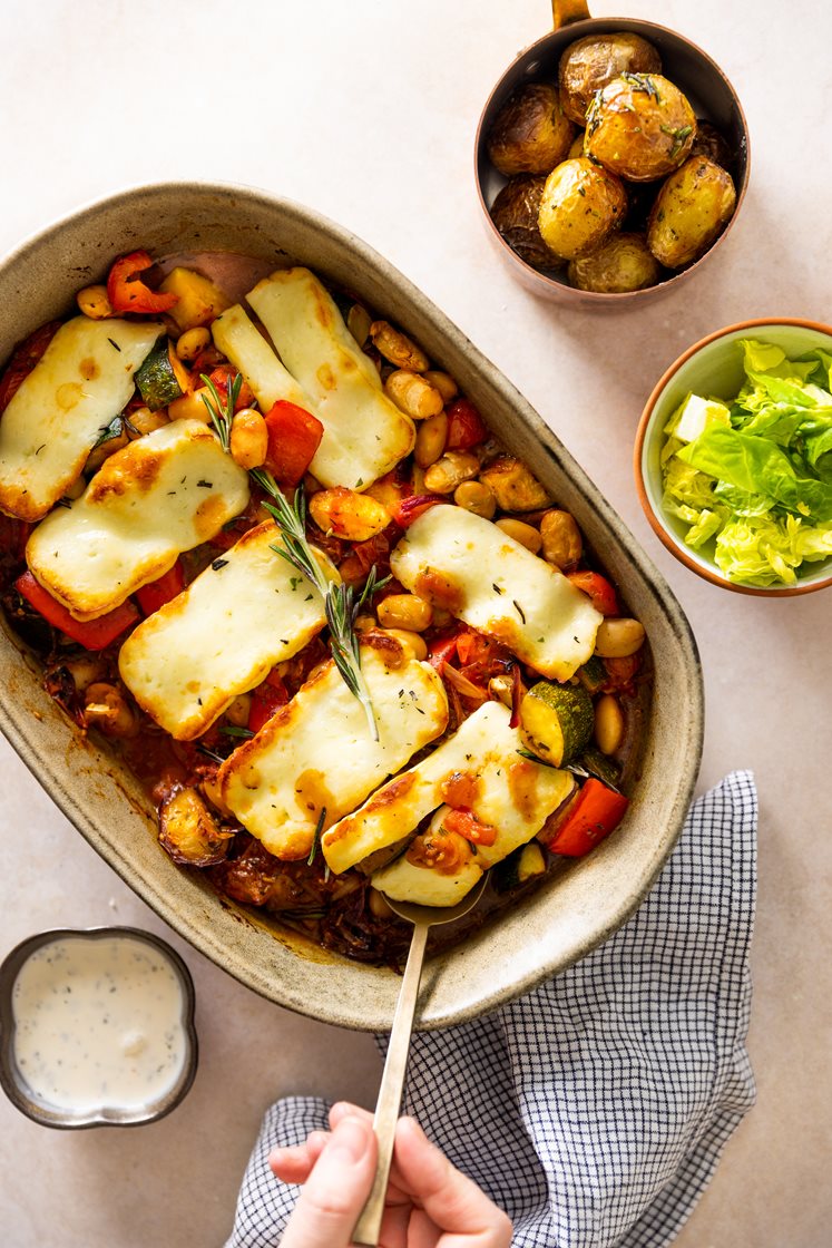 Middelhavsgryte med gratinert halloumi og ovnsbakte småpoteter med rosmarin