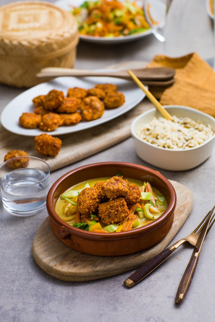 Crispy kyllingnuggets med grønn curry og villris