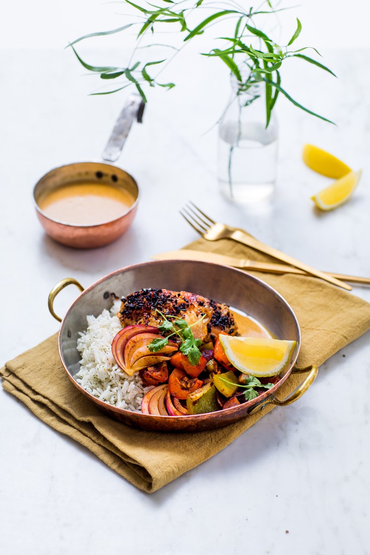 Ovnsbakte kyllinglår og grønnsaker med tikka masala-saus og krydret ris