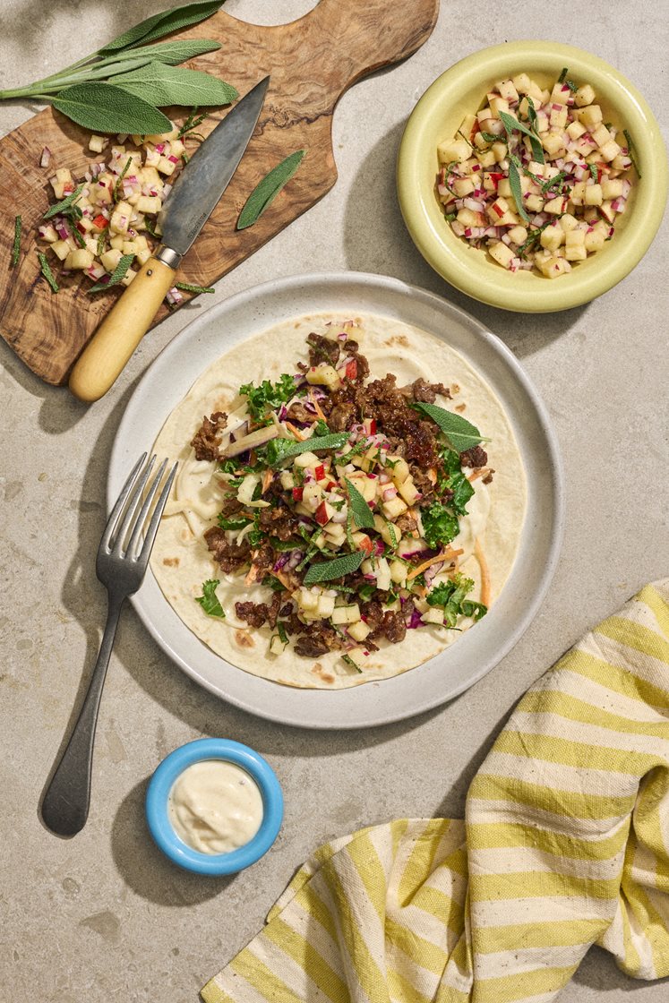 Krondyrswrap med æble/salviesalsa, trøffelmayonnaise og salat