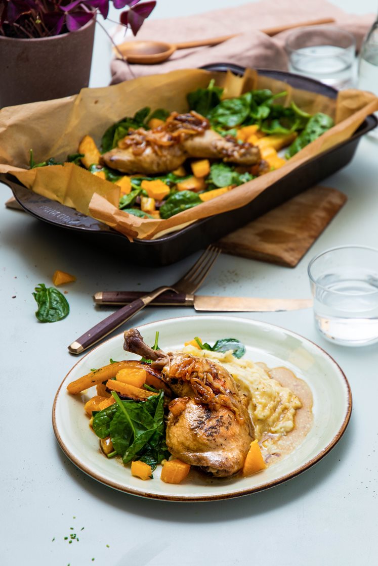 Konfitert kyllinglår med stekt løk, kålrotsalat med appelsin og potetmos 