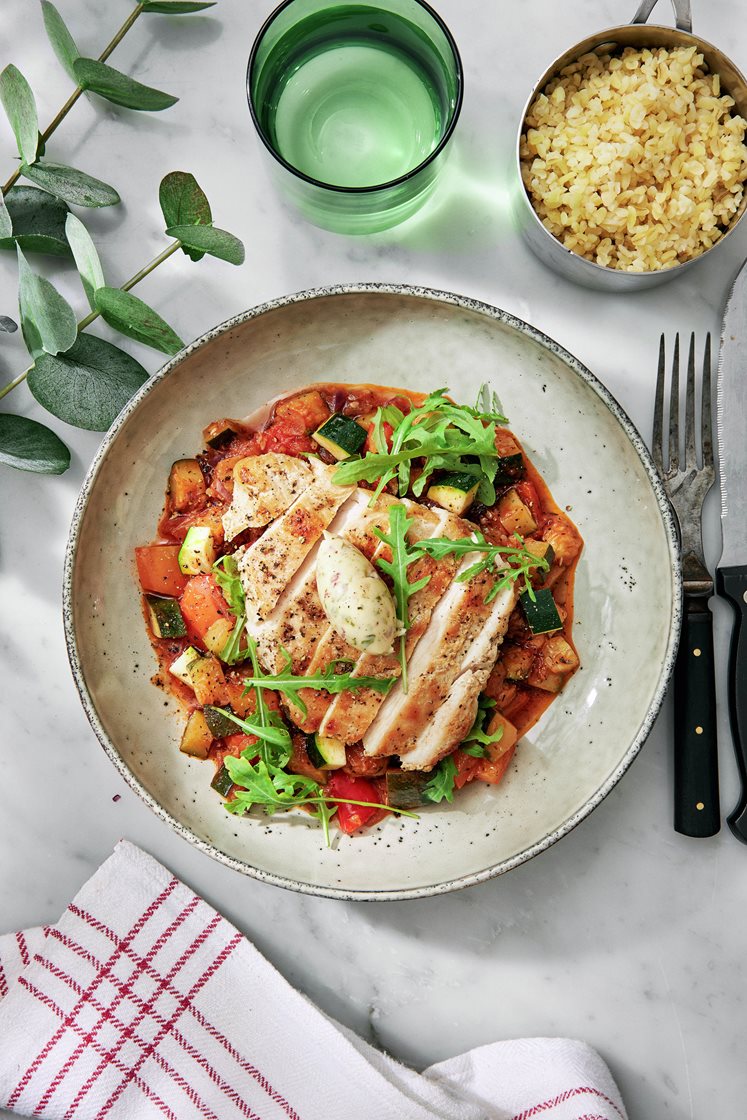Grillad kyckling med ratatouille, bearnaisesmör och ruccola