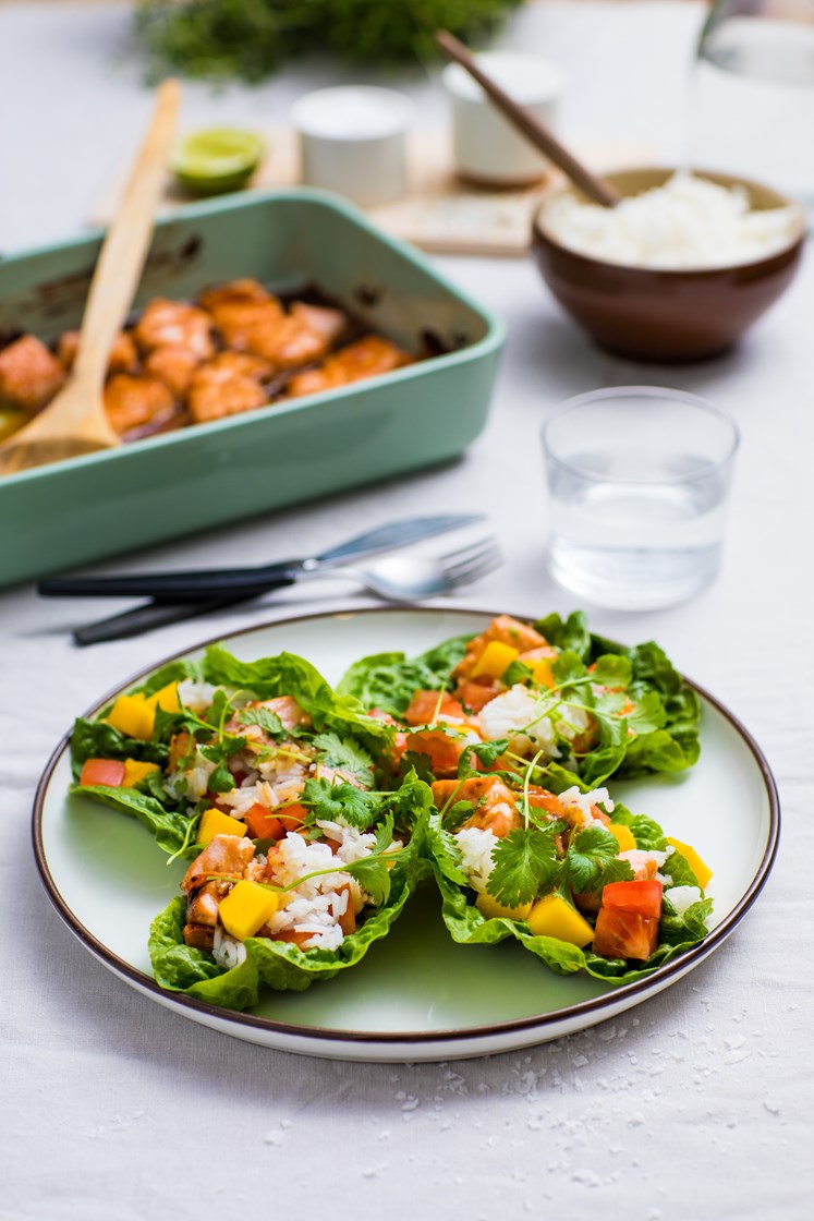 Teriyakibakt laks i hjertesalat med mango, koriander og chilimajones