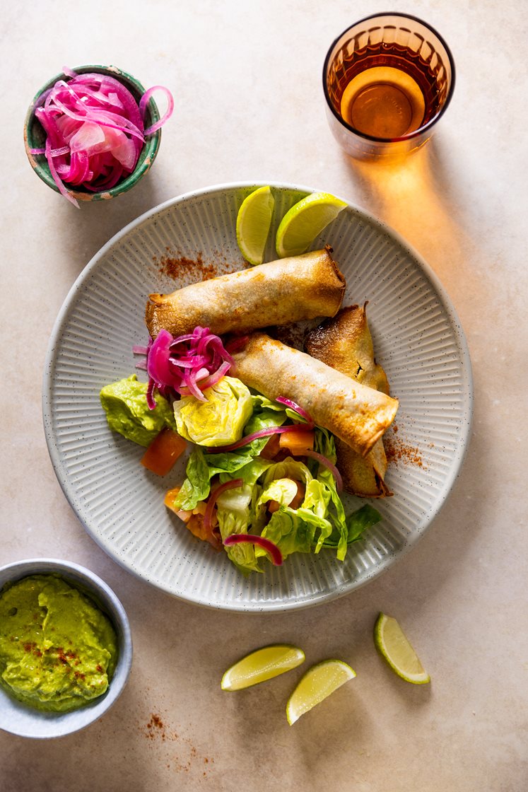 Kylling flautas med guacamole, lettsyltet rødløk og tomatsalat