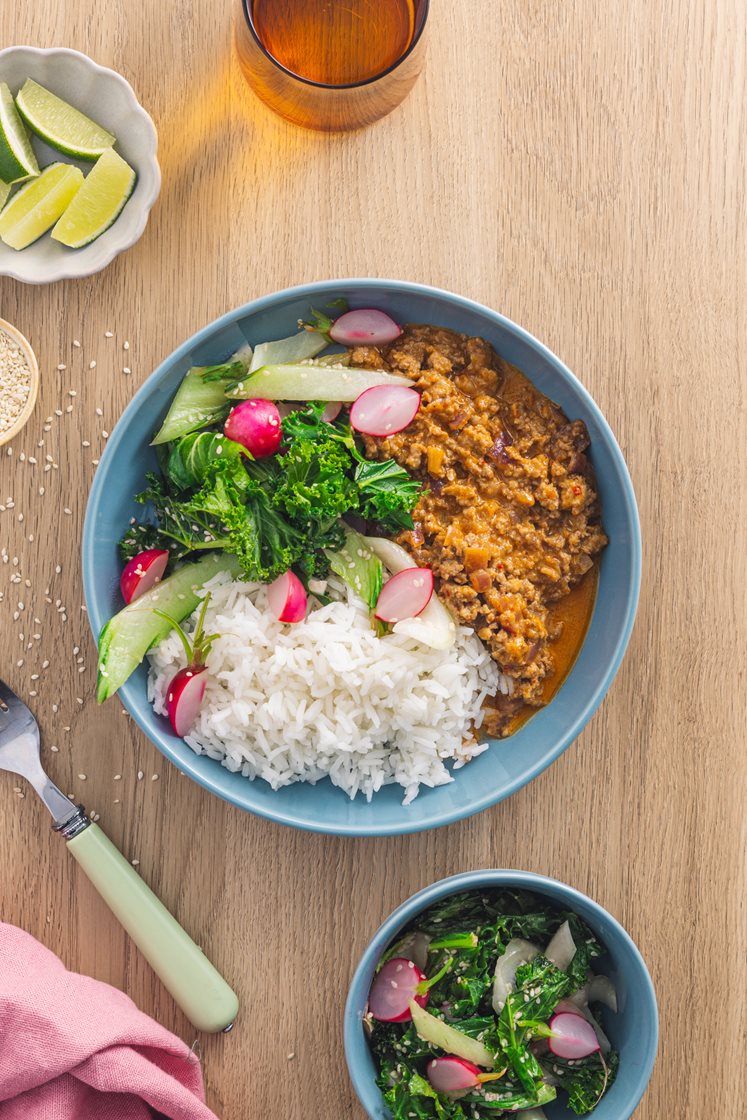 Curry- og kokoskremet svinekjøttdeig med wokkede grønnsaker og ris