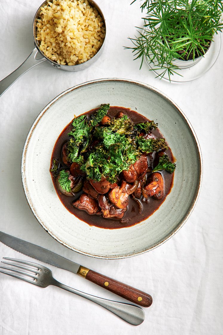 Vintrig kalkongryta med svamp, grönkålschips och bulgur