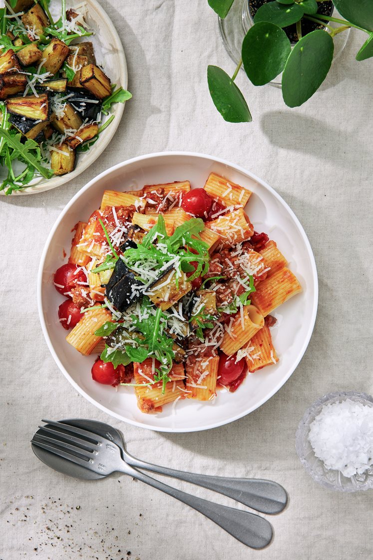 Nötfärsragu med auberginesallad och parmesan