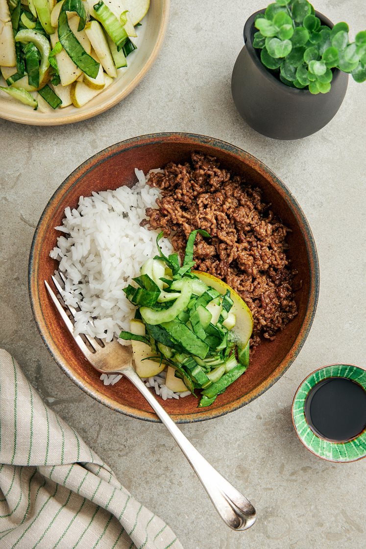 Sesam- och ingefärsstekt färs med lime, pak choy- och päronsallad