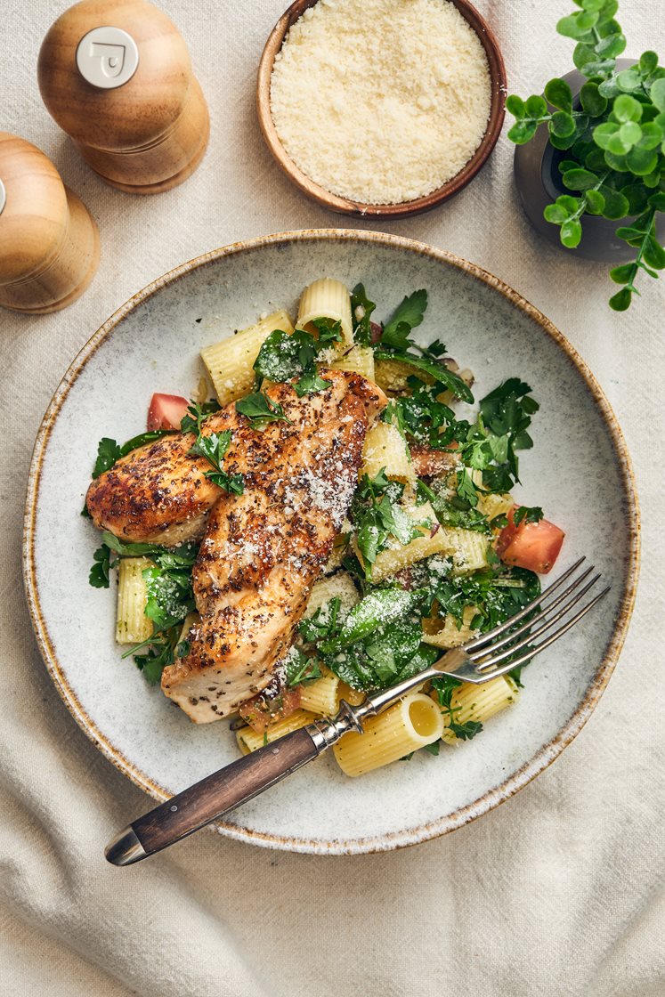 Stegt salviekylling med italiensk pastasalat