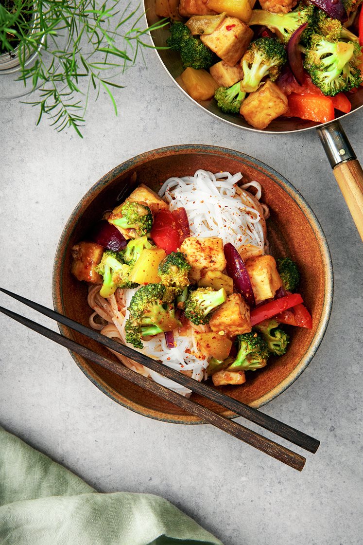 Sweet and sour tofu med ananas, broccoli och risnudlar