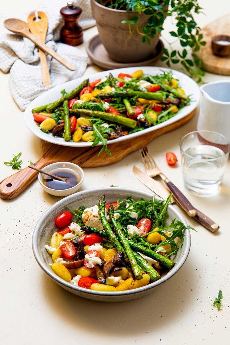 Gnocchi med aromasopp, asparges og ruccola- og mozzarellasalat