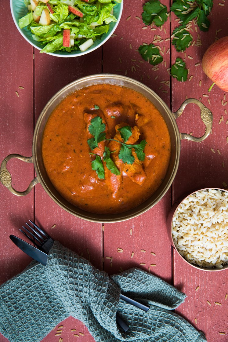 Kylling tikka masala med eplesalat og fullkornsris 