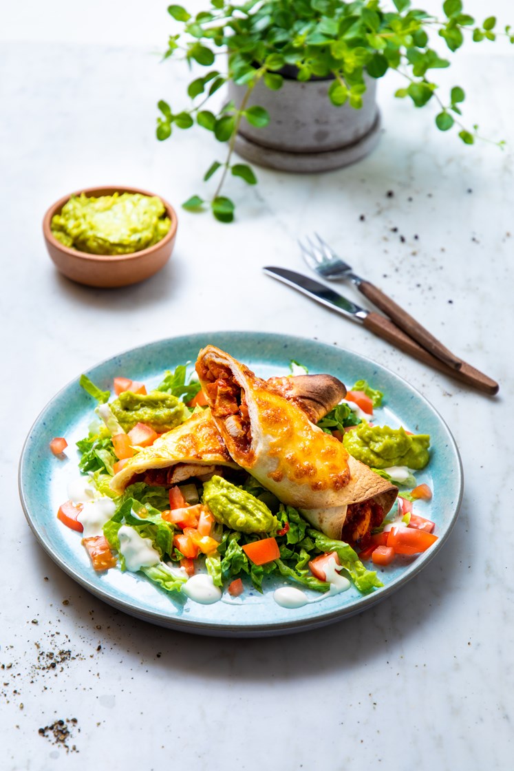 Gratinerte burritos med kyllingfilet, guacamole og lettrømme