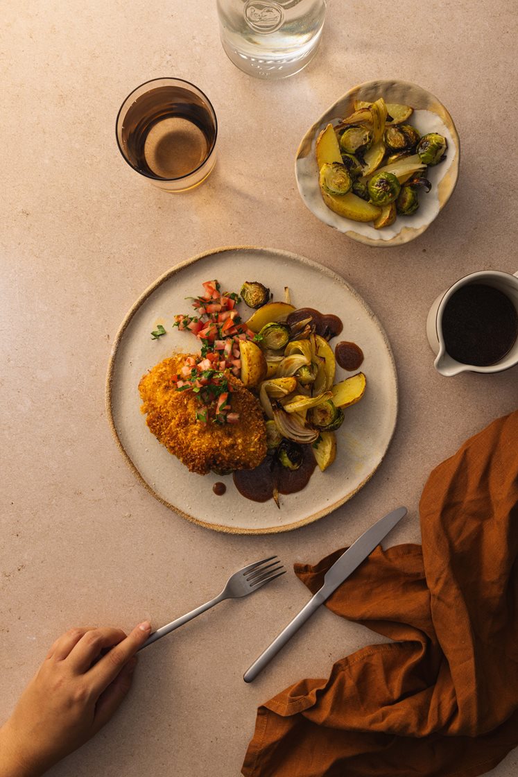 Sitronpanerte svineschnitzler med ovnsbakte poteter og rosenkål, tomat, persille og rødvinssaus