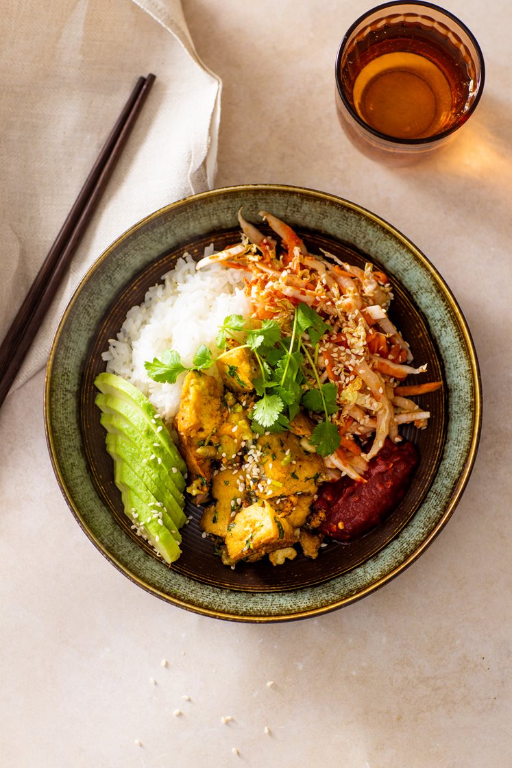 Kimchi bowl med scrambled tofu, avokado og ristet sesamfrø