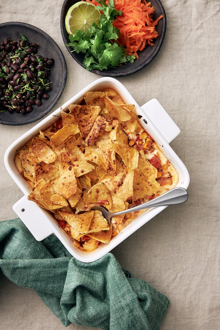 Vegetarisk nachogratäng med mexikansk bönsallad